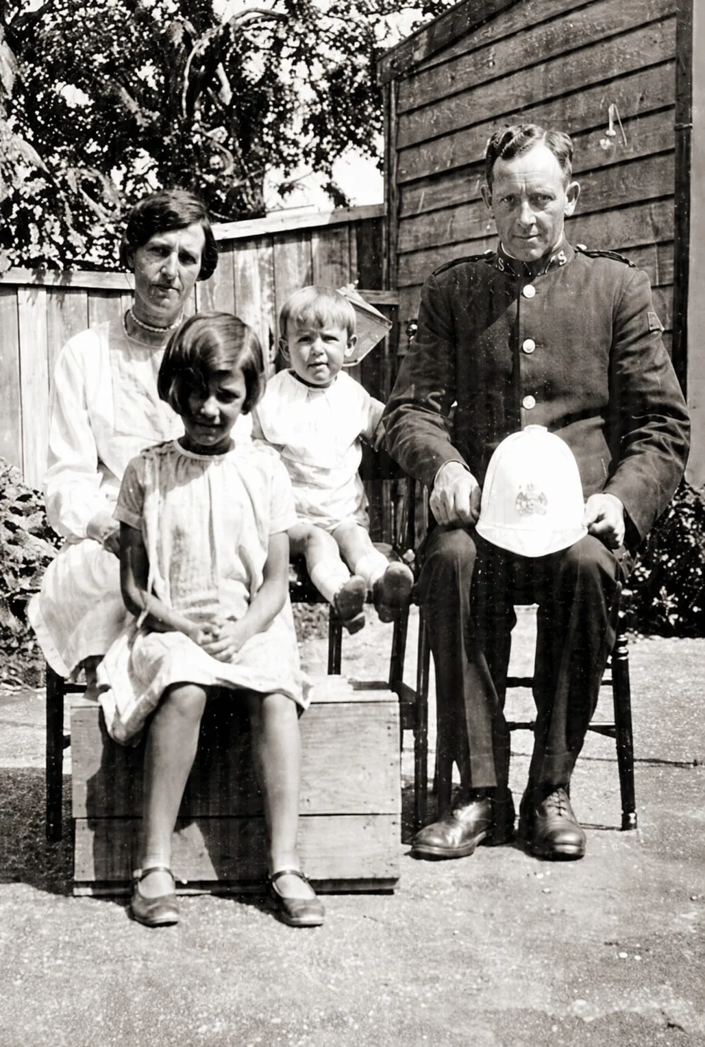 Arthur White in New Zealand Police uniform with his wife Ethel and children Doris and Leslie